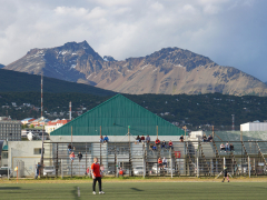 Tribüne des Estadio Municipal Hugo Lumbreras beim Spiel Lasserre - Güemes, Ushuaia, März 2019