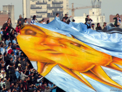 Riesenblockfahne beim Spiel Uruguay - Peru in Montevideo