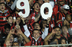Fan zeigt die 90 zum Geburtstag von Atlético Paranaense beim Spiel gegen Vélez Sársfield im Estádio Vila Capanema