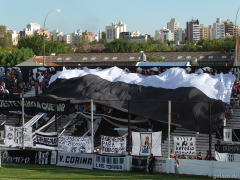 Blockfahne der Fans von El Porvenir beim Spiel gegen Dock Sud im Estadio Gildo Francisco Ghersinich