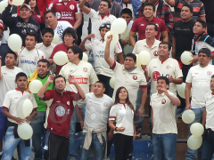 Fans von Universitario im Estadio Miguel Grau gegen Universidad San Martín de Porres