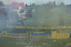 Alem-Fans beim Intro im Spiel gegen Liniers in General Rodriguez, Juni 2017