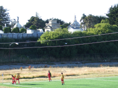 Blick auf den Friedhof beim Spiel der Lokalliga im Estadio de la Confederación, Ramon Cañas, Punta Arenas, Februar 2012