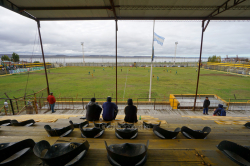 Tribünenblick im Estadio Aníbal Rey Méndez, Río Gallegos, beim Spiel Ferrocarril YCF vs Camioneros, März 2019