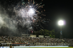 Feuerwerk zum Intro beim Clásico Olimpia - Guaraní im Estadio Manuel Ferreira 