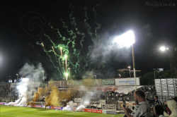 Feuerwerk vor der Platense-Kurve beim Spiel gegen Lanus im Oktober 2022