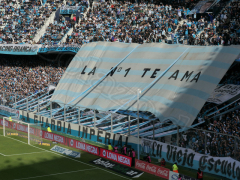 Blick auf die Fankurve mit Blockfahne von Racing Club beim Spiel gegen Banfield im April 2022.