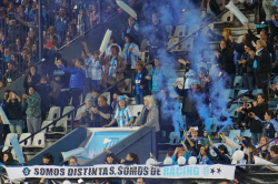 Zuschauerinnen zünden Rauchfackeln beim Copa-Sudamericana-Spiel Racing - Corinthians, September 2017