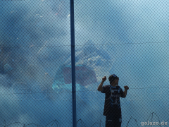 Viel Rauch beim Intro des Clásico Temperley vs Los Andes im Estadio Alfredo Beranger am 18.04.2014