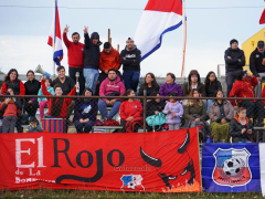 Fans beim Regionalmeisterschaftsspiel Chile - Independencia im Estadio Ramón Cañas Montalva, Punta Arenas, März 2017