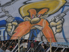 Blockfahne der Deportivo-Fans beim Clásico gegen Argentino, Merlo, Estadio José Manuel Moreno, August 2019
