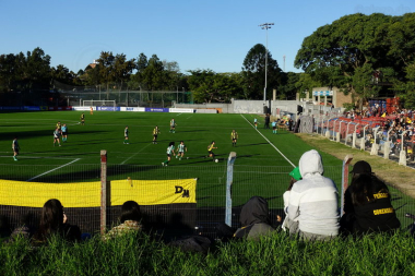 Peñarol-Fans beim Gastspiel des Frauenteams gegen Racing im Estadio Parque Palermo, April 2024
