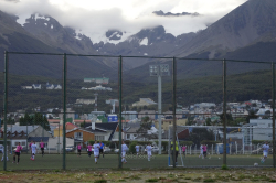 Bergkulisse hinterm Estadio Municipal Hugo Lumbreras von Ushuaia beim Spiel AATEDYC - Los Andes, März 2017