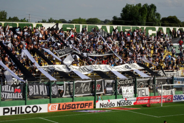 Die Fans von El Porvenir beim Cláscio gegen Lanus in Florencio Varela im März 2024