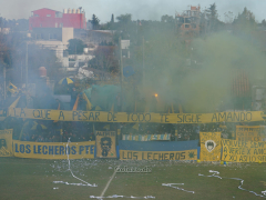 Alem-Fans beim Intro im Spiel gegen Liniers in General Rodriguez, Juni 2017