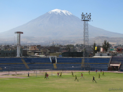 Estadio Melgar (Arequipa) und Vulkan Misti