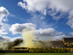 Intro der Flandria-Fans beim Spiel gegen Almirante Brown im Estadio Carlos V von Jauregui, Juni 2016