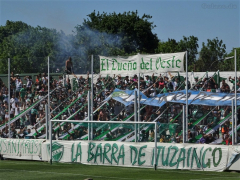 Die Barra von Ituzaingo beim Spiel gegen Dock Sud im Estadio Carlos Sacaan, November 2021