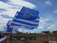 Fahnen im Wind im Nuevo Estadio Municipal von El Calafate beim TDI-Spiel Lago Argentino 1:3 Boxing Club am 2.2.2014