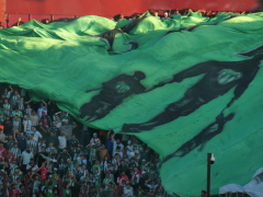 Blockfahnenauschnitt der Laferrere-Fans beim Pokal-Spiel gegen Independiente in Lanus im März 2024