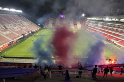Rauch de U de Chile-Fans beim Clásico gegen Colo-Colo im Estadio Jorge Luis Hirschi von La Plata, Januar 2022