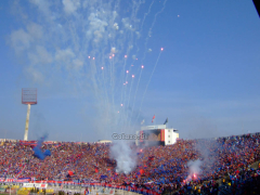 Feuerwerk der U-Fans beim Intro zum Clásico U de Chile vs Colo-Colo im Estadio Nacional am 29.04.2007