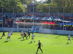 Blick in die Fankurve von Colegiales beim Spiel gegen Fenix im Estadio Libertarios Unidos, April 2022
