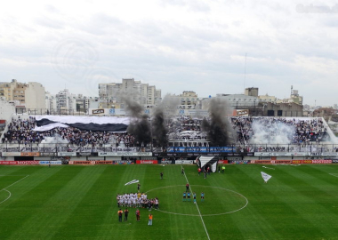 Blick auf die Fankurve von All Boys vor dem clásico gegen Atlanta im Juni 2024