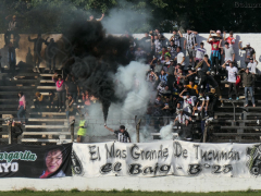 Rauch im Block der Fans von Concepcion FC in der Provinz Tucuman