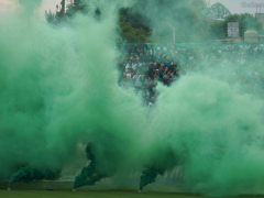 Grüner Rauch beim Intro zum Spiel San Miguel - Sacachispas im Estadio Malvinas Argentinas, Los Polvorines, Juni 2023