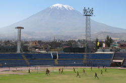 Estadio Melgar (Arequipa) und Vulkan Misti