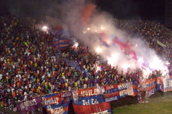 Bengalos der Cerro-Fans beim Superclasico paraguayo in Ciudad del Este am 22.09.2007