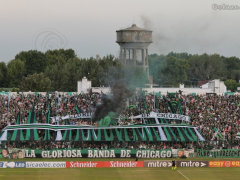Die Gegengerade des Estadio Nueva Chicago beim Spiel gegen Agropecuario im März 2022