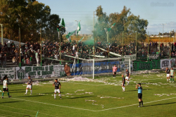 Blick auf die Heimfankurve des Estadio Fortín von Rawson beim Spiel Germinal vs Cipolletti im Mai 2024.