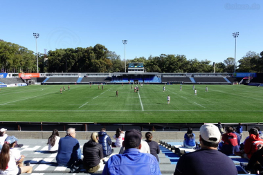 Nacional-Fans beim Heimspiel des Frauenteams gegen Fénix im Estadio Charrua, April 2024