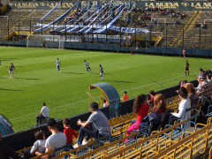 Fans von Sportivo Barracas beim Spiel gegen Midland im Estadio Kolbowski von Villa Crespo, September 2017