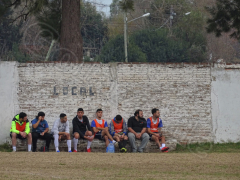 Reservebank beim Spiel Unión de Del Viso gegen Roma, Liga Escobarense, Juli 2019