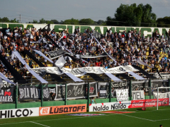 Die Fans von El Porvenir beim Cláscio gegen Lanus in Florencio Varela im März 2024
