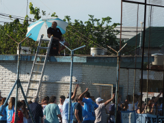 Fans beim Spiel Defensores Unidos - Argentino de Merlo im Gigante de Villa Fox von Zárate im April 2015