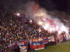 Bengalos der Cerro-Fans beim Superclasico paraguayo in Ciudad del Este am 22.09.2007