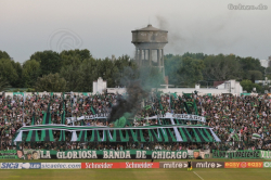 Die Gegengerade des Estadio Nueva Chicago beim Spiel gegen Agropecuario im März 2022