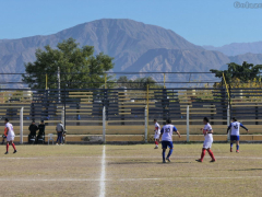 Spielszene bei der Begegnung San Lorenzo de Vargas gegen Independencia de Patquía, Estadio Ramón Reynaldo Gudiño