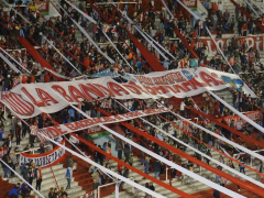 Fans von Barracas Central gegen Independiente im Estadio Tomás Adolfo Ducó, April 2022