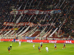 Blick auf die Fankurve beim Spiel Huracan gegen River Plate im Estadio Ducó, Juli 2022