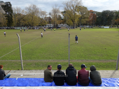 Zuschauer beim Spiel Náutico Hacoaj - Los Capaces im Sportpark Roberto Maliar, Tigre, Juni 2017