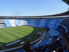 Blockfahne im Estadio Presidente Peron beim Spiel Racing - Godoy Cruz, Dezember 2021
