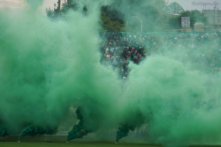 Grüner Rauch beim Intro zum Spiel San Miguel - Sacachispas im Estadio Malvinas Argentinas, Los Polvorines, Juni 2023