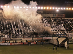 Rauch der All-Boys-Fans beim Clásico gegen Atlanta im Estadio Islas Malvinas, Februar 2022
