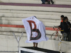 Abstiegsgespenst beim Spiel Liga de Loja - Deportivo Cuenca im Estadio Reina del Cisne am 9.5.2014