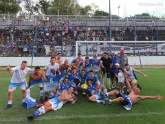 Spieler von C.R.I.B.A. feiern mit der Trophäe vor ihren Fans im Stadion von Gimnasia La Plata, Dez. 2021